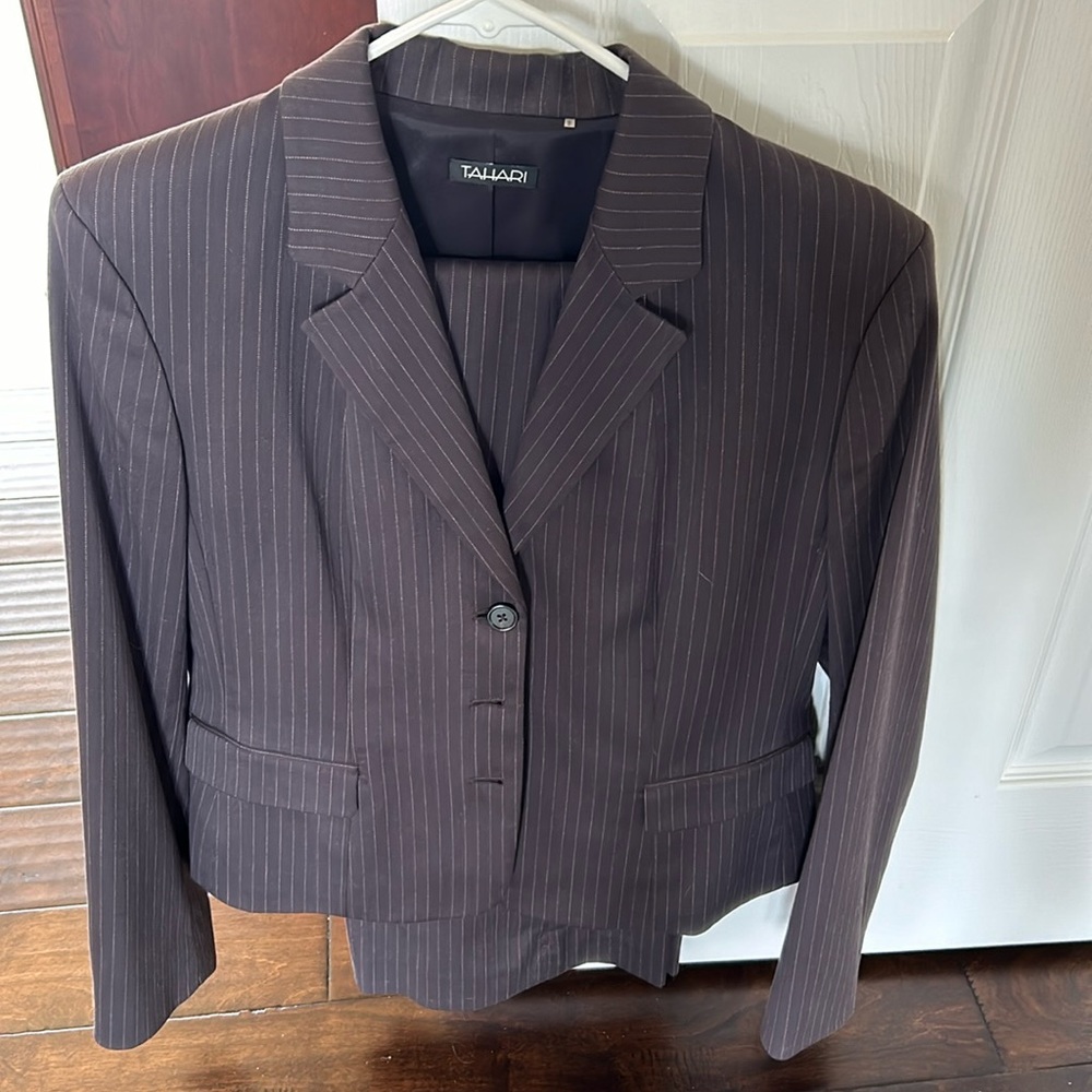 TAHARI Dark gray pinstripe pants suit women’s size 12